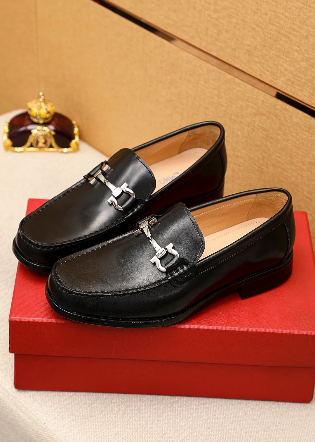 Men's shoes💰480💰 Product trademark: Ferragamo "Ferragamo" casual leather shoes Regular size: 38-44 (45🉑️customized) Product materials: Selected imported first-layer calfskin upper + original hardware buckle, imported water-dyed cowhide leather lining. Strong three-dimensional visual effect, rubber outsole Color: 1⃣️color optional